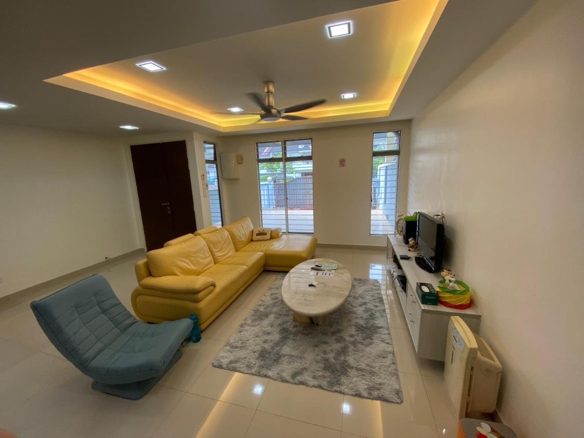 Entire Residential Home•Jia Residences Bkt Serdang沙登温暖的家 Seri Kembangan Exterior photo