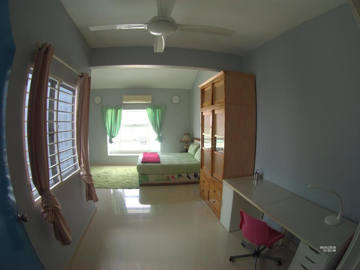 Entire Residential Home•Jia Residences Bkt Serdang沙登温暖的家 Seri Kembangan Exterior photo