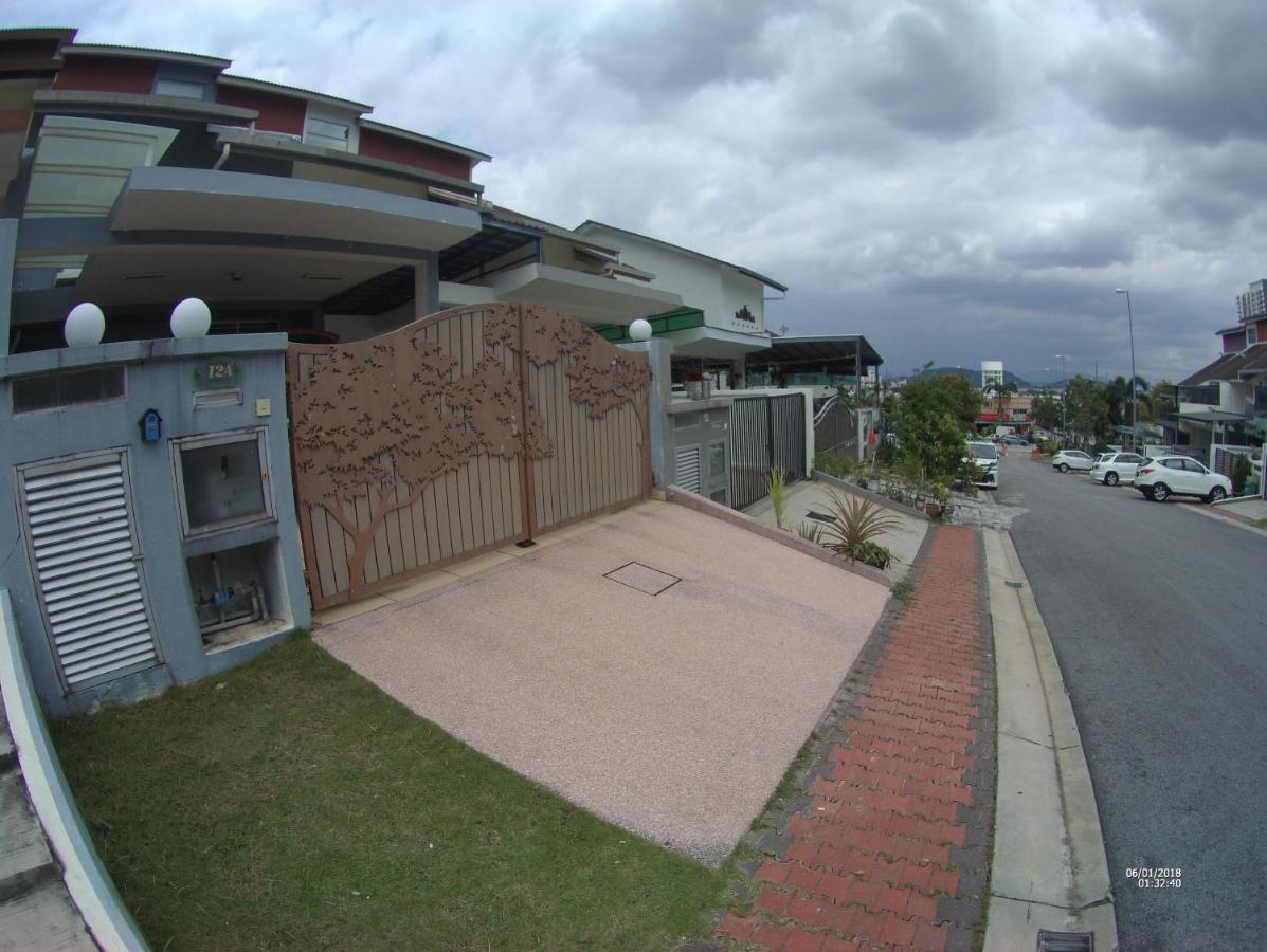 Entire Residential Home•Jia Residences Bkt Serdang沙登温暖的家 Seri Kembangan Exterior photo