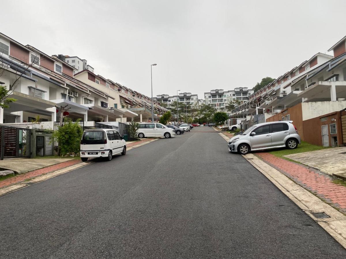 Entire Residential Home•Jia Residences Bkt Serdang沙登温暖的家 Seri Kembangan Exterior photo